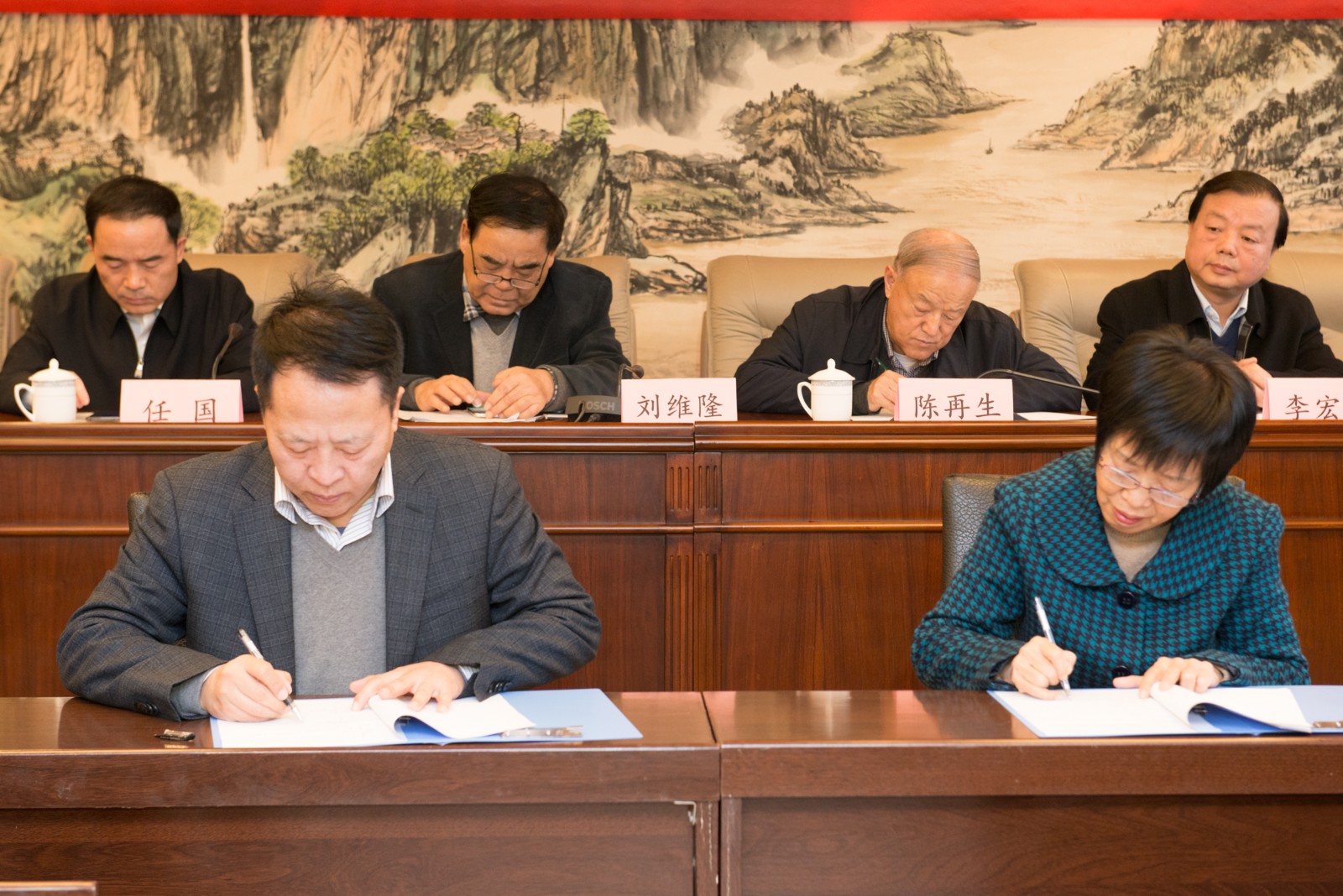 2平博集团与省慈善协会签署项目捐赠协议。。。。。.jpg