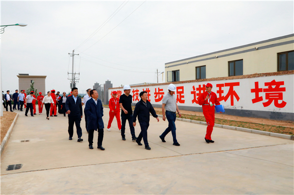 平博集团复工复产促增添项目观摩聚会与会职员走进绿色能源公司油气公司水情形公司陕北片区项目