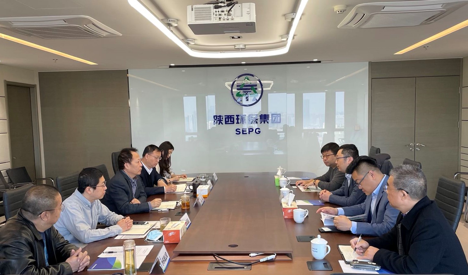 平博集团与南方创业科技公司交流座谈照片.jpg